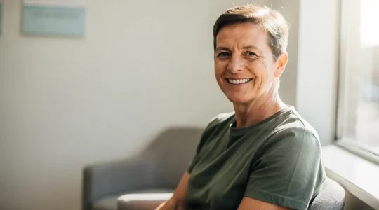 Portrait d'une personne souriante confiante illustrant la reconstruction dentaire accessible grace au dispositif 100% Sante